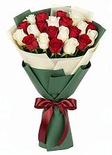 Букет Микс из красных и белых роз в Русском Камешкире