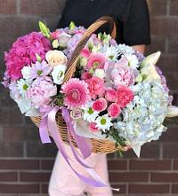 Цветочная композиция из Розы, Хризантемы, Пионы и Лизиантусы в корзине в Русском Камешкире