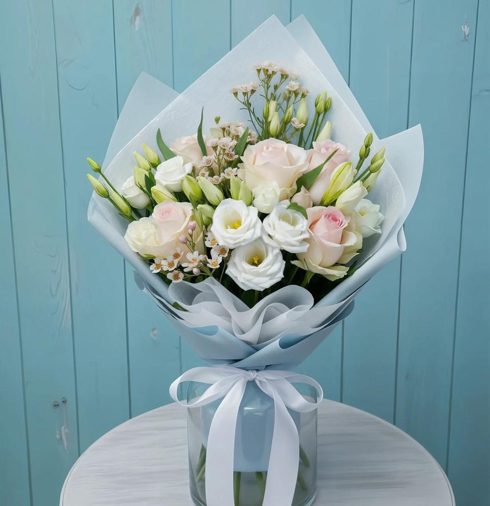 Букет цветов из: Розы и Лизиантусы в Русском Камешкире