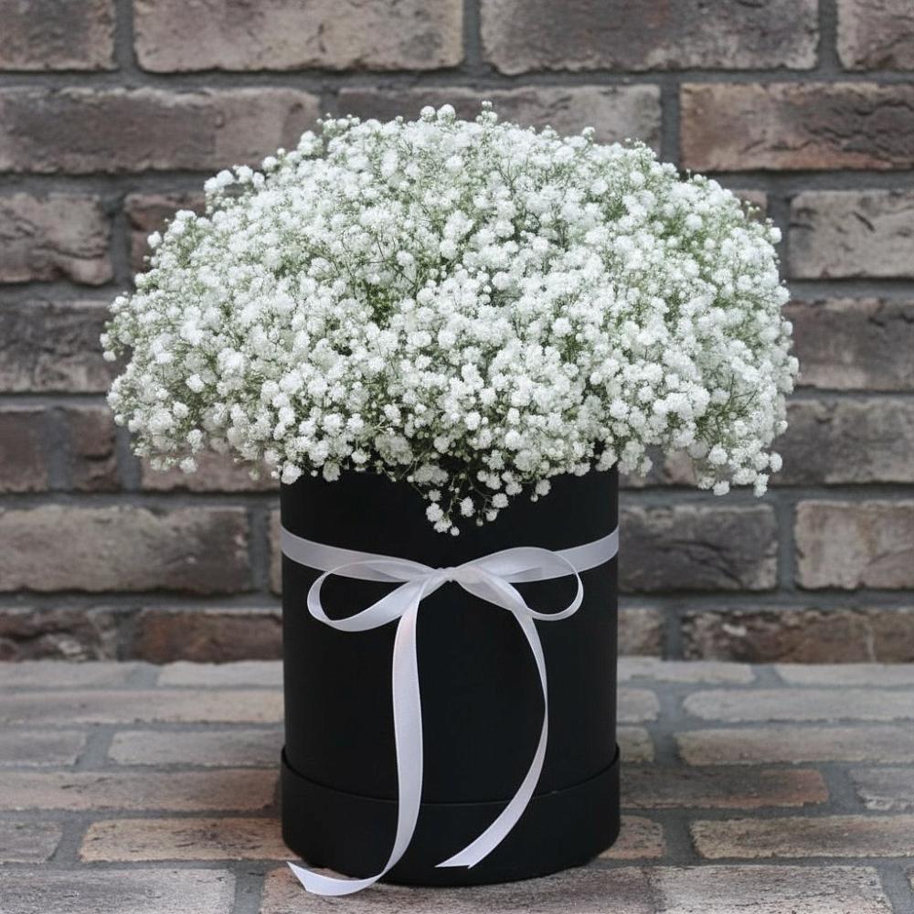 Цветочная композиция из Гипсофила в шляпной коробке в Русском Камешкире