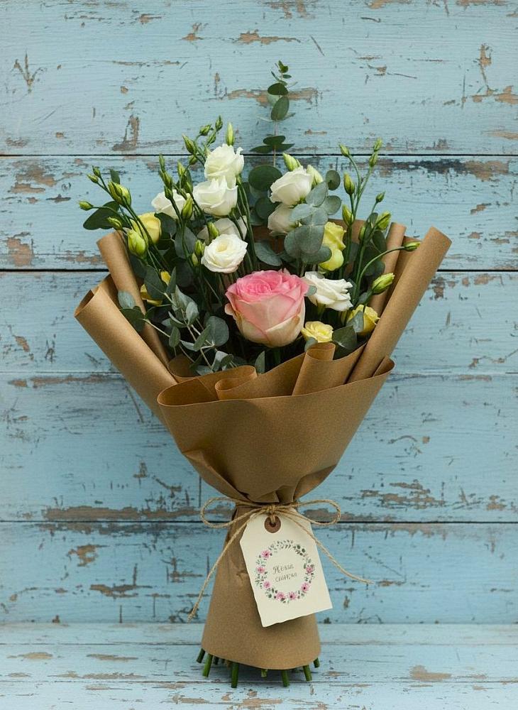 Букет цветов из: Розы и Лизиантусы в Русском Камешкире