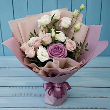 Букет цветов из:  Розы и Лизиантусы в Русском Камешкире