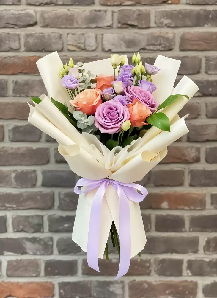 Букет цветов из: Лизиантусы и Розы в Русском Камешкире