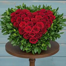 Цветочная композиция из Розы в виде сердца #REPLACE_PRED# Русском Камешкире