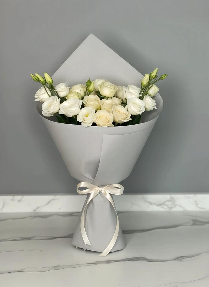 Букет цветов из: Розы и Лизиантусы в Русском Камешкире