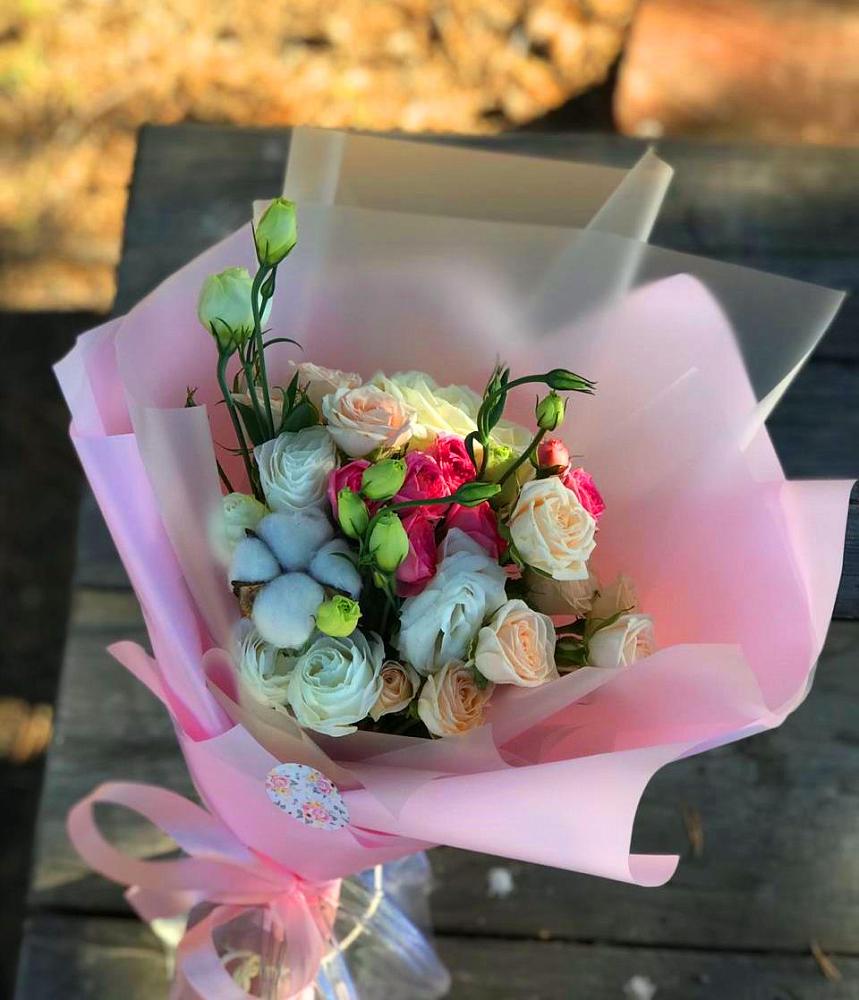 Букет цветов из: Розы и Лизиантусы в Русском Камешкире