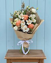 Букет цветов из:  Альстромерии, Лизиантусы, Розы и Хризантемы в Русском Камешкире