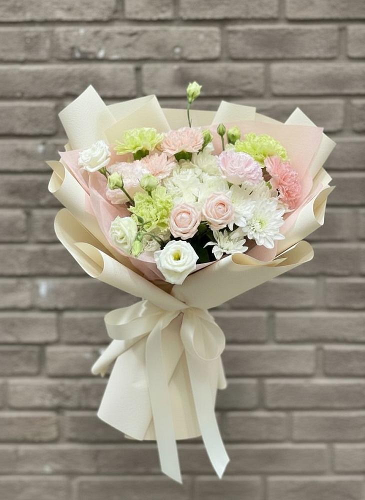 Букет цветов из: Гвоздики, Розы, Лизиантусы и Хризантемы в Русском Камешкире