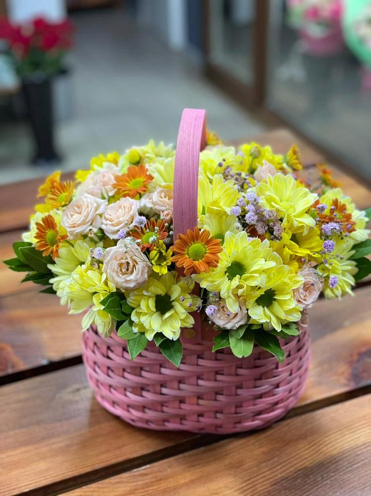 Цветочная композиция из Хризантемы и Розы в корзине в Русском Камешкире