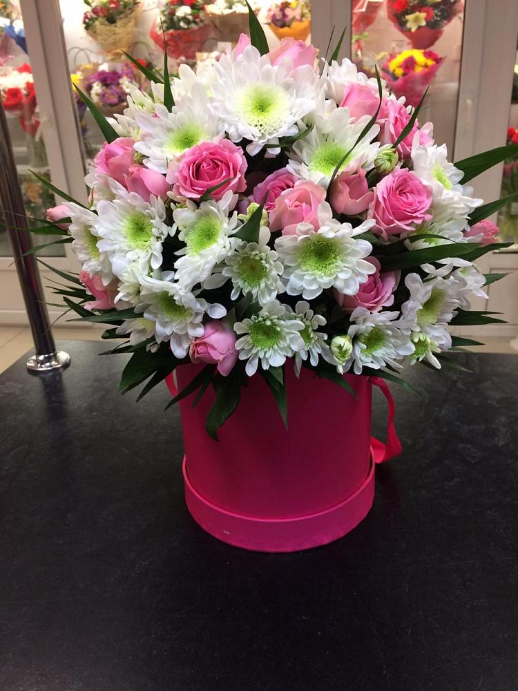 Цветочная композиция из Розы и Хризантемы в шляпной коробке в Русском Камешкире