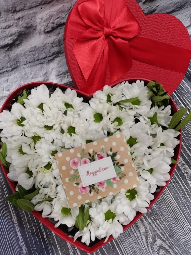 Цветочная композиция из Хризантемы в виде сердца в Русском Камешкире