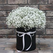 Цветочная композиция из Гипсофила в шляпной коробке в Русском Камешкире