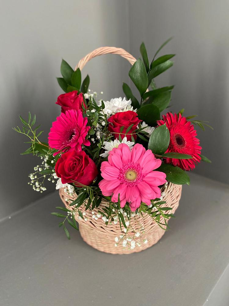 Цветочная композиция из Розы, Хризантемы и Герберы в корзине в Русском Камешкире