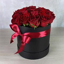Цветочная композиция из Розы в шляпной коробке в Русском Камешкире
