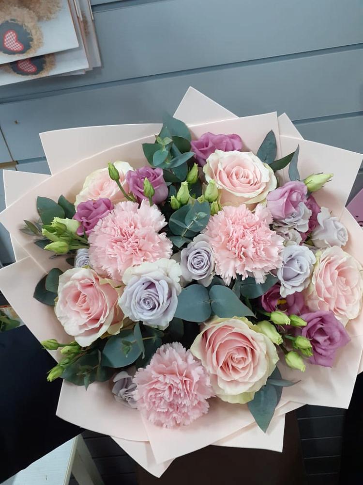 Букет цветов из: Розы, Гвоздики и Лизиантусы в Русском Камешкире