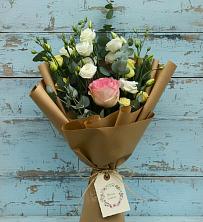 Букет цветов из:  Розы и Лизиантусы в Русском Камешкире