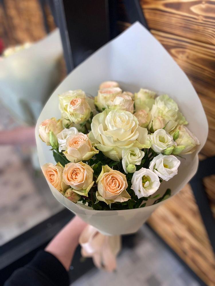 Букет цветов из: Розы и Лизиантусы в Русском Камешкире