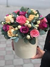 Цветочная композиция из Розы в шляпной коробке в Русском Камешкире